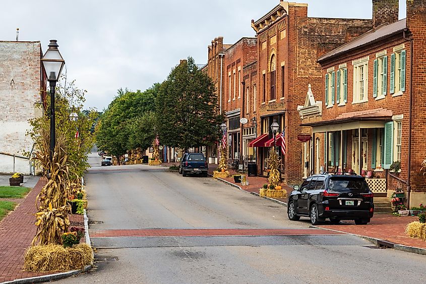 Jonesborough, TN, USA: Main street adorned with colorful Thanksgiving displays featuring cornstalks, chrysanthemums, pumpkins, and hay bales in this historic town.