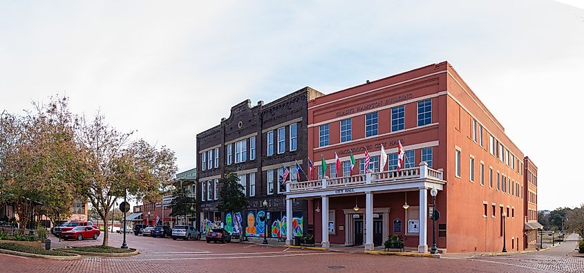 Nacogdoches, Texas: The view of downtown, with it is old historic buildings and brick covered streets