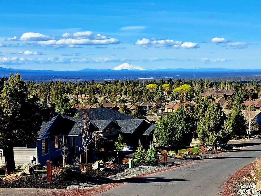 A road along Highland Avenue in Redmond, Oregon.