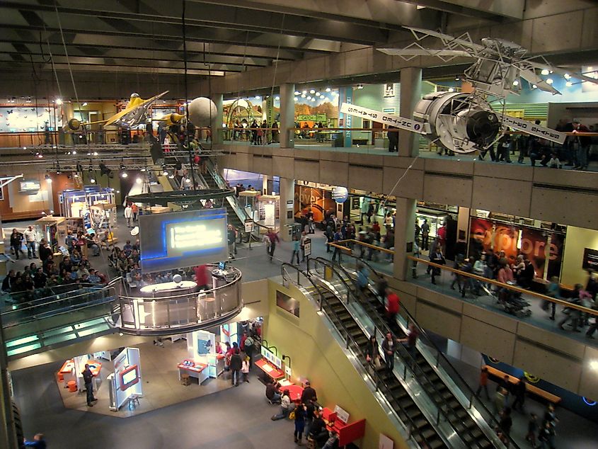 Museum of Science (Boston). In Wikipedia. https://en.wikipedia.org/wiki/Museum_of_Science_(Boston) By Daderot - Own work, Public Domain, https://commons.wikimedia.org/w/index.php?curid=8894629