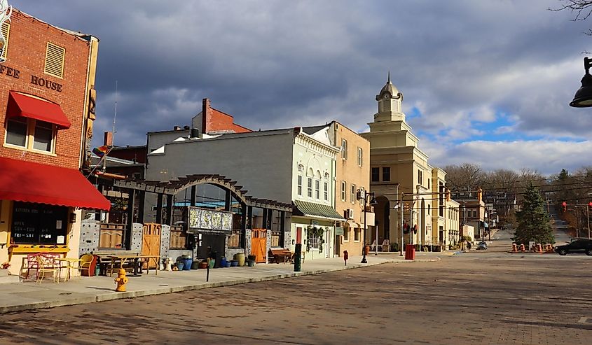 Berkeley Springs street view during the day.