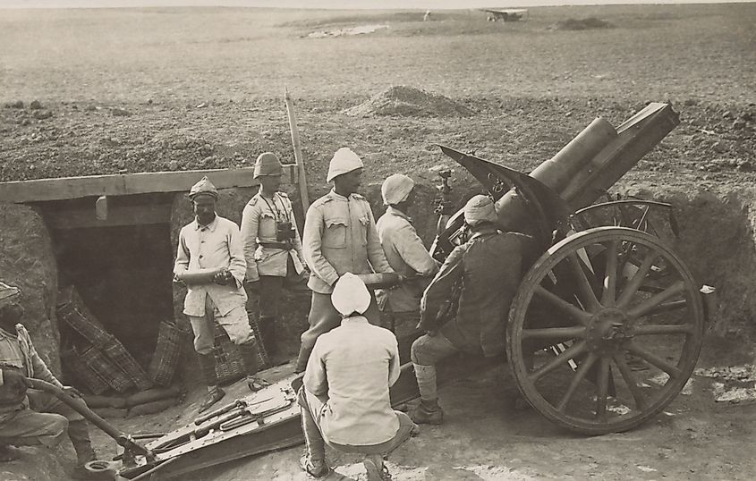 Ottoman artillery at Hareira in 1917 to defend against the British advance into southern Palestine. Editorial credit: Everett Collection / Shutterstock.com