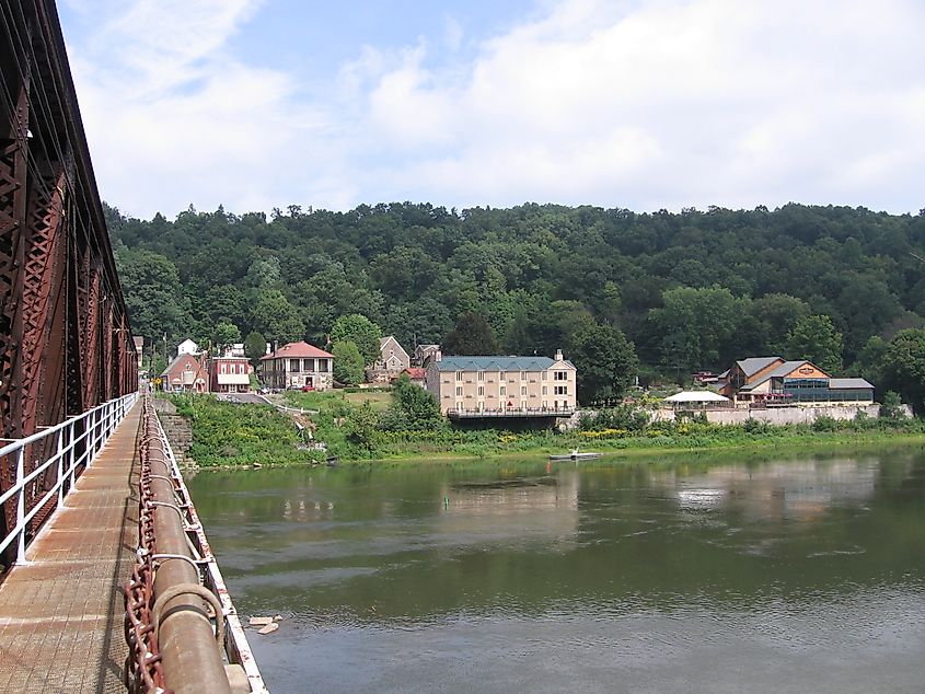 Foxburg, Pennsylvania. In Wikipedia. https://en.wikipedia.org/wiki/Foxburg,_Pennsylvania By Mvincec - Own work, Public Domain, https://commons.wikimedia.org/w/index.php?curid=3415204