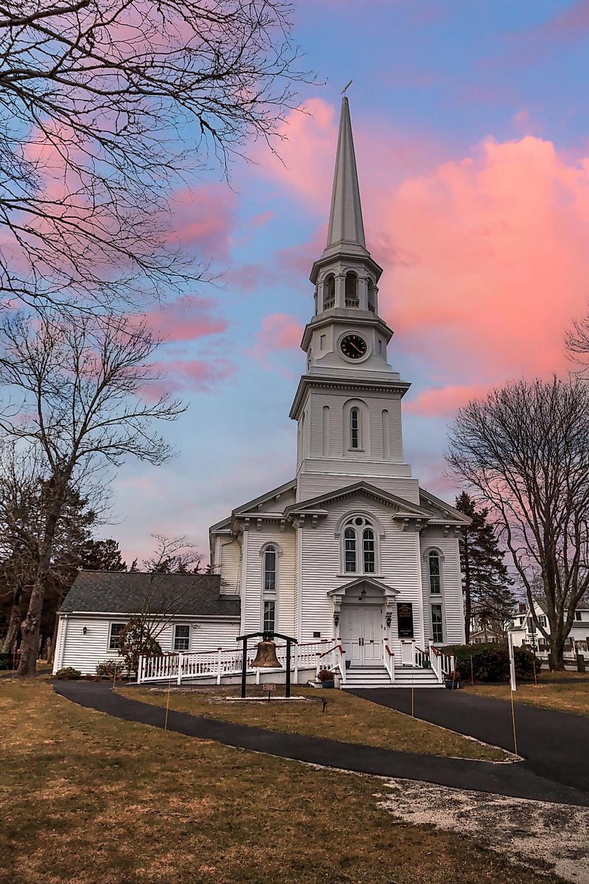 Chatham, Cape Cod, Massachusetts: First Congregational Church of Chatham at sunset in winter. Editorial credit: SunflowerMomma / Shutterstock.com