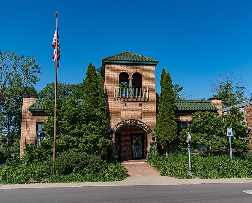 Beverly Shores, Indiana. In Wikipedia. https://en.wikipedia.org/wiki/Beverly_Shores,_Indiana By Ɱ - Own work, CC BY-SA 4.0, https://commons.wikimedia.org/w/index.php?curid=91235631