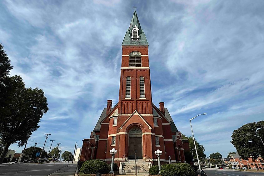 Mount Vernon United Methodist Church domintaes Main Street