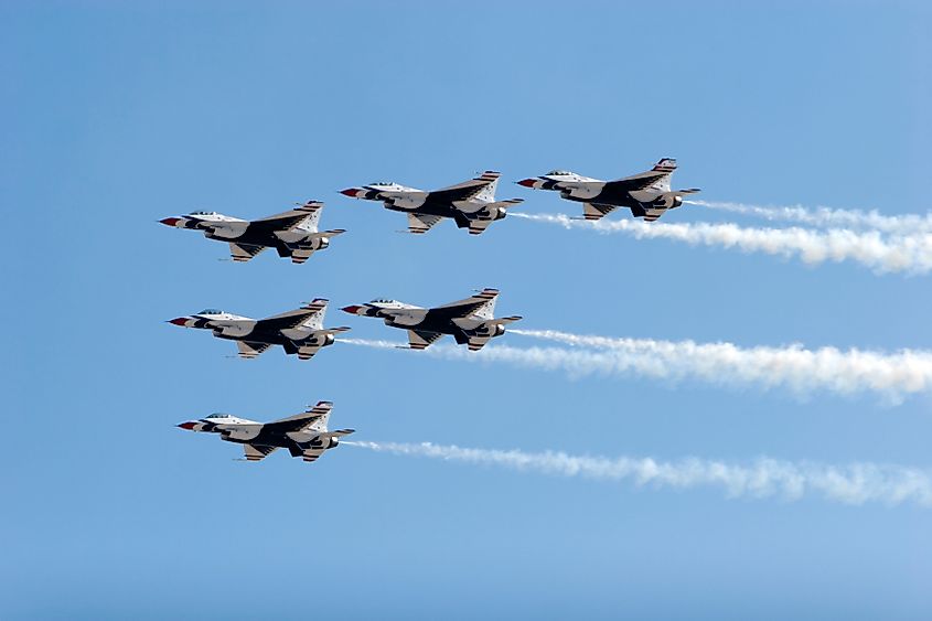 F-16 Thunderbird jets flying in formation.