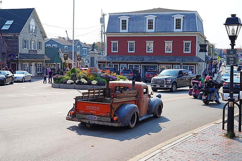 View of buildings in Kennebunkport, Maine, a picturesque coastal town in York County. The charming architecture and seaside atmosphere reflect the town's historic and maritime character, known as the home of the Bush family.