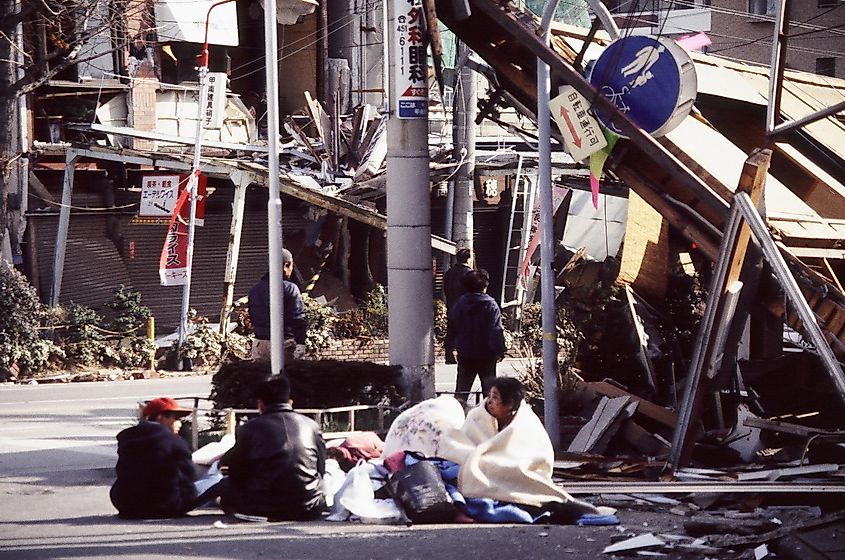 Survivors of the 1995 Hanshin Earthquake huddled in the street.