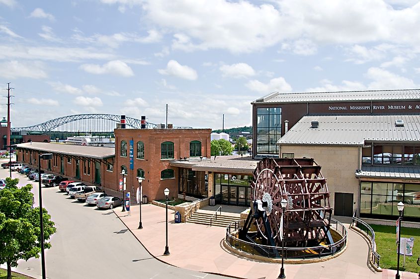 The National Mississippi River Museum and Aquarium in Dubuque, Iowa. By Dirk Hansen - Own work, CC BY-SA 3.0, Wikimedia Commons.