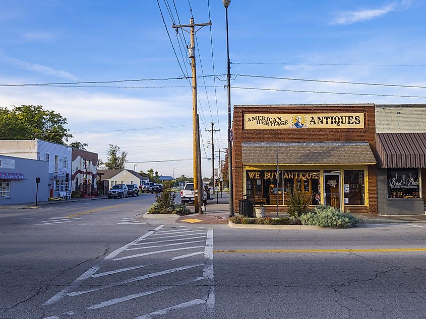 Antiques and Collectibles store in the village of Jenks in Oklahoma. Editorial credit: 4kclips / Shutterstock.com