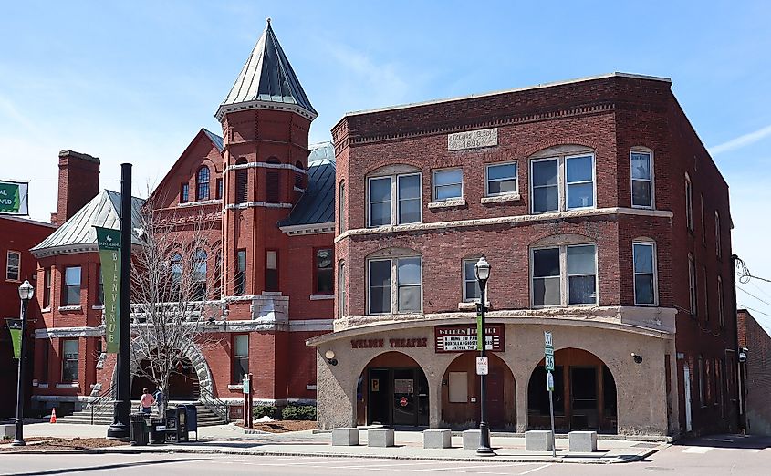 City Hall and the Welden Theatre on Main Street in downtown St. Albans, Vermont. By Travellers & Tinkers, CC BY-SA 4.0, via Wikimedia Commons