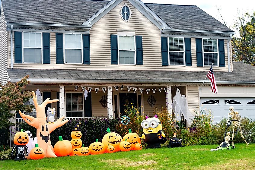 Leesburg. Virginia: Pumpkins, Skeletons and skulls are traditional attributes of Halloween in America, via Kosoff / Shutterstock.com
