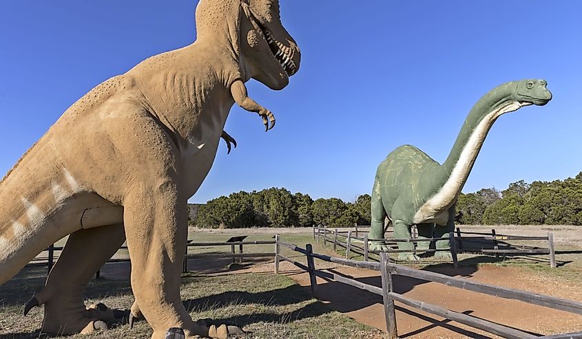  Two dinosaurs figures at the Dinosaur Valley State Park, Texas. 