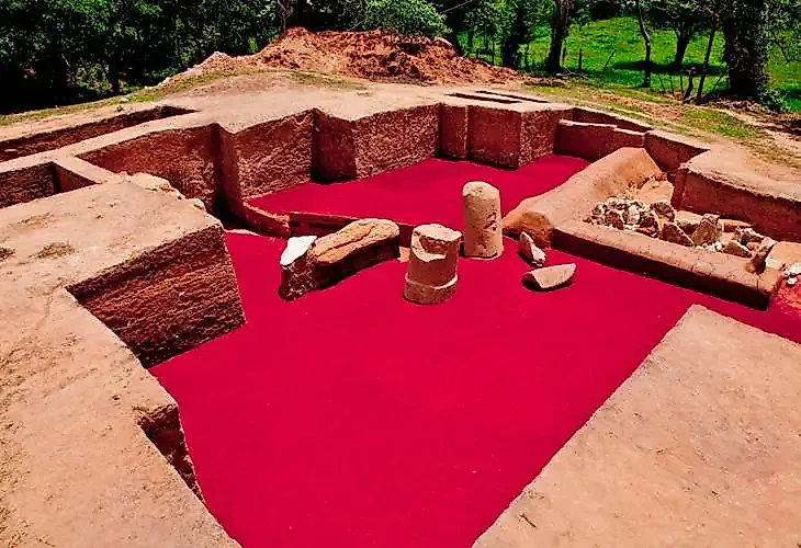 An image of the "Palacio Rojo" or "Red Palace" in San Lorenzo