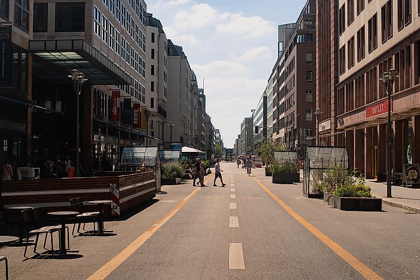 View over the Friedrichstraße to the entrance of the U-Bahn station Stadtmitte in Berlin. Source: Wikimedia/Snowflakes