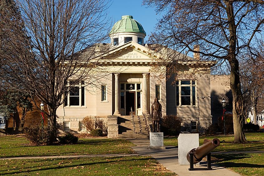 Exterior of the historic Hume-Carnegie Library, built in 1904, in downtown Mendota, Illinois.