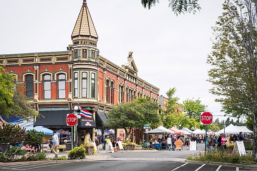 A Saturday morning farmers market on the main street of Ellensburg WA, USA. Editorial credit: David Buzzard / Shutterstock.com