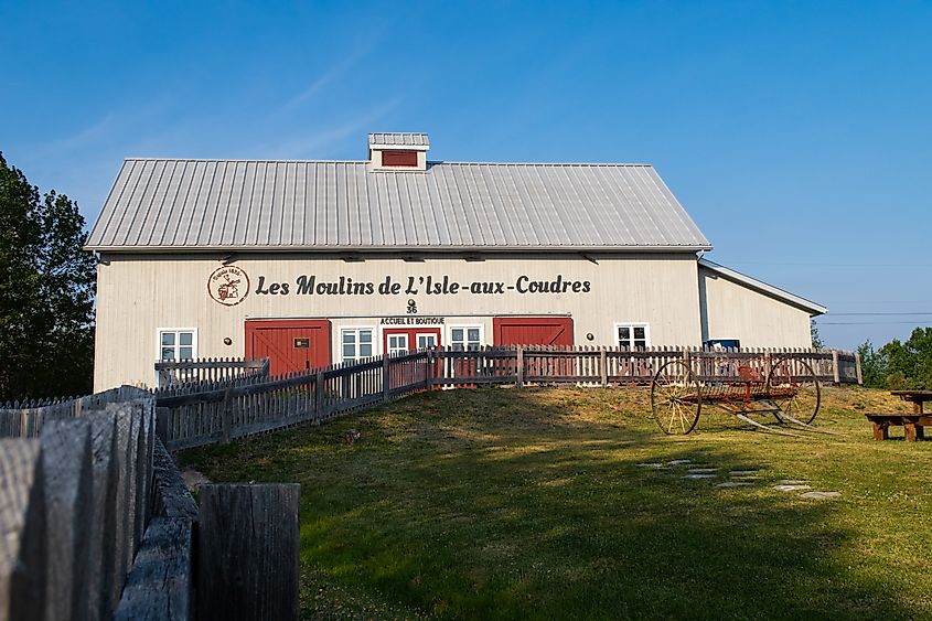 L'isle-aux-Coudres, Quebec : exterior view of the shop and welcome centre "Les moulins de l'isle-aux-Coudres"