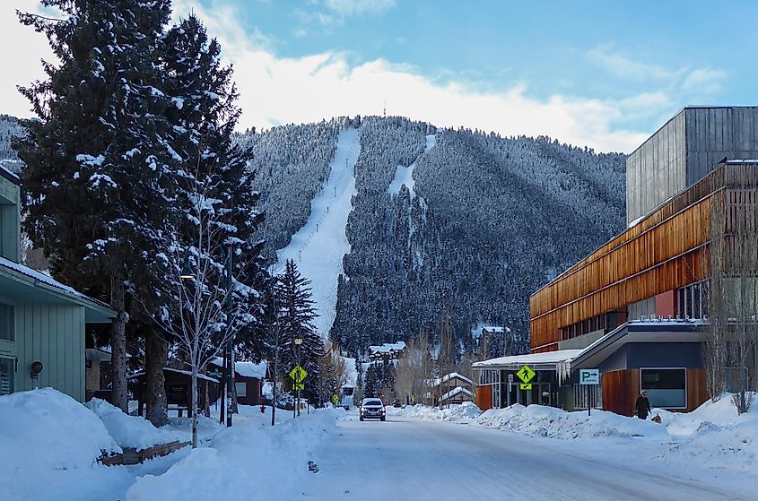 Jackson Hole, Wyoming: Quiet street in a mountain ski town during winter.