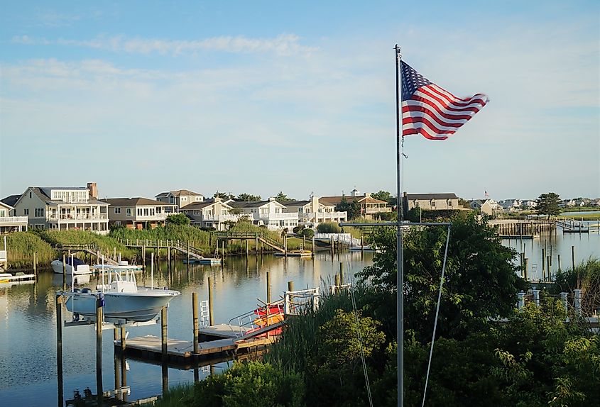 Luxury waterfront vacation homes on the back bay in Avalon, New Jersey. Editorial credit: ThreeRivers11 / Shutterstock.com