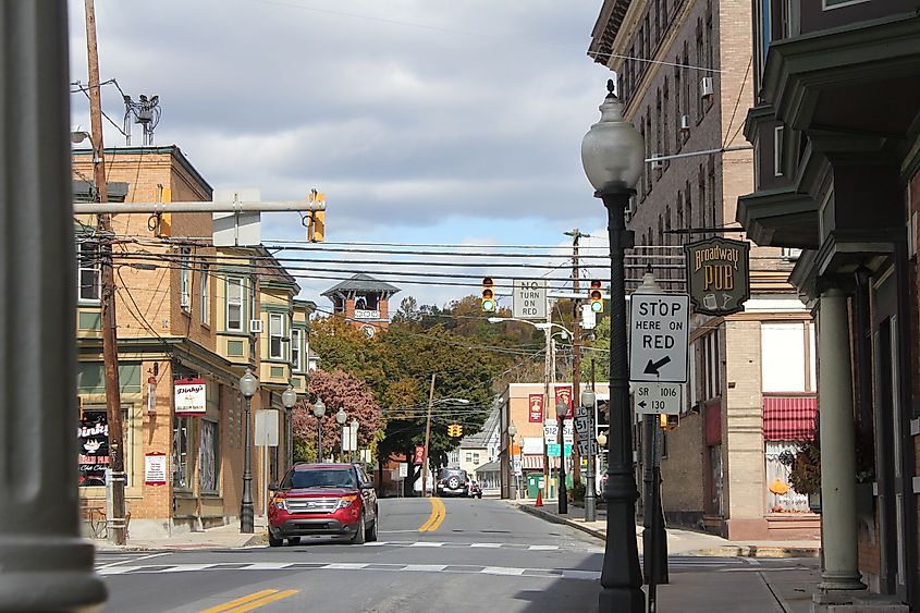 1st and Broadway, Bangor Pennsylvania, By Cishuman - Own work, CC BY-SA 4.0, https://commons.wikimedia.org/w/index.php?curid=44698336