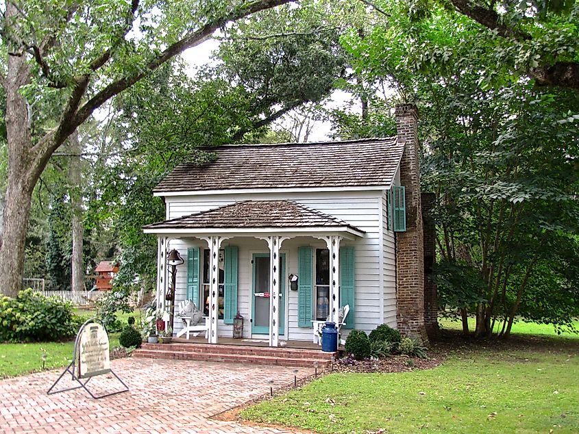 Lyla's Little House, a candy store in Mooresville, Alabama