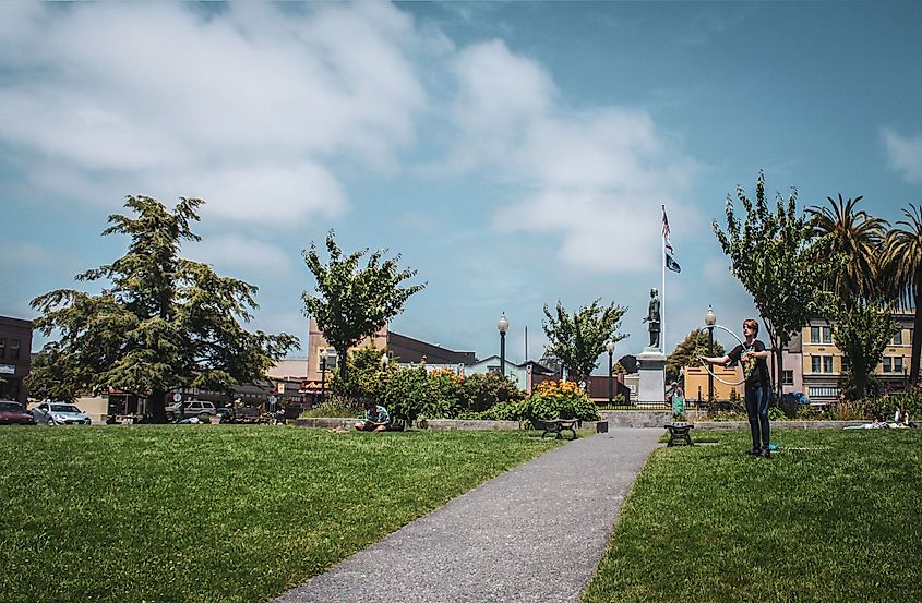 A beautiful day in the park with people reading in Arcata, California. Editorial credit: Vineyard Perspective / Shutterstock.com