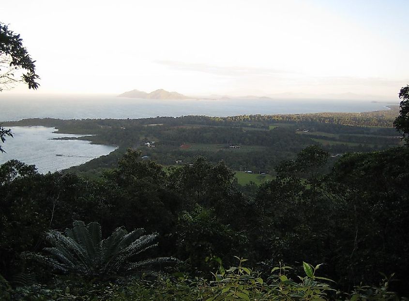 Mission Beach, Queensland. In Wikipedia. https://en.wikipedia.org/wiki/Mission_Beach,_Queensland By Benutzer:Wetterfrosch157 - Wurde in Mission Beach im Sommer 2005 geschossen. Ich habe es selber aufgenommen., CC BY-SA 3.0, https://commons.wikimedia.org/w/index.php?curid=23786057