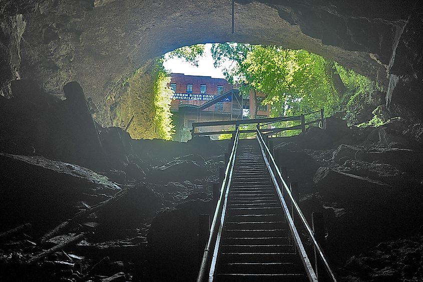 Horse Cave, Kentucky. In Wikipedia. https://en.wikipedia.org/wiki/Horse_Cave,_Kentucky By Dave Bunnell - Own work, CC BY-SA 4.0, https://commons.wikimedia.org/w/index.php?curid=48914979