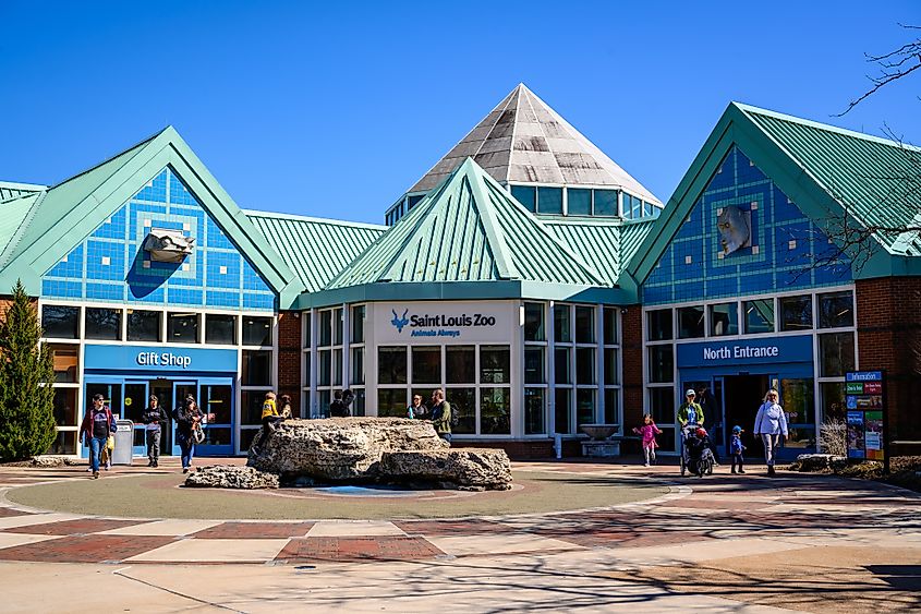 St Louis Zoo North Entrance with a blue sky. Editorial credit: Jason Vargas / Shutterstock.com