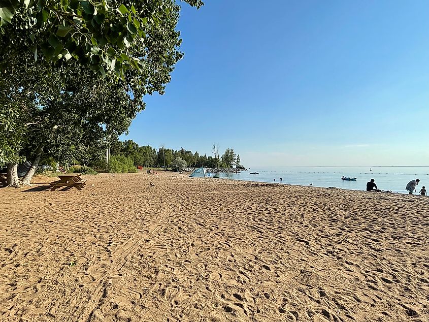 The wide, sandy, lakeside beach at Kinbrook Island Provincial Park