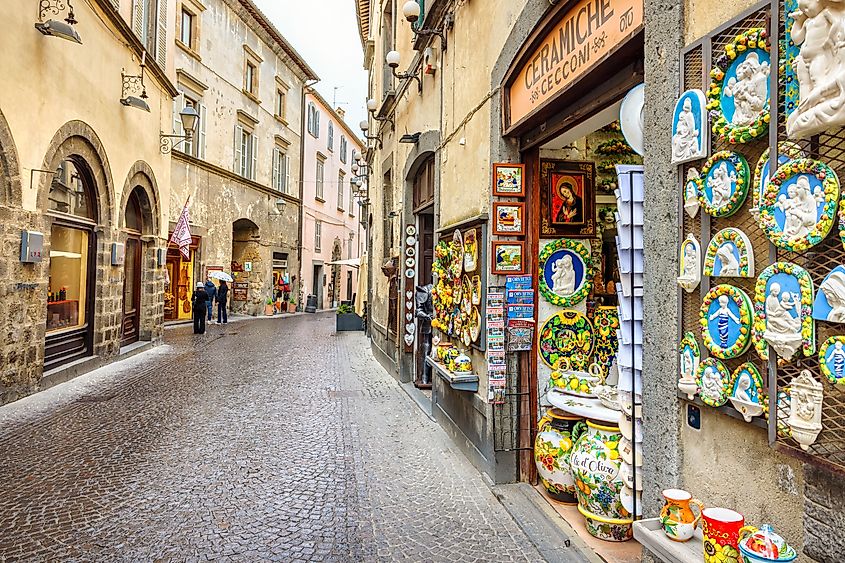 Orvieto, Umbria: View to Via del Duomo street with souvenir shops