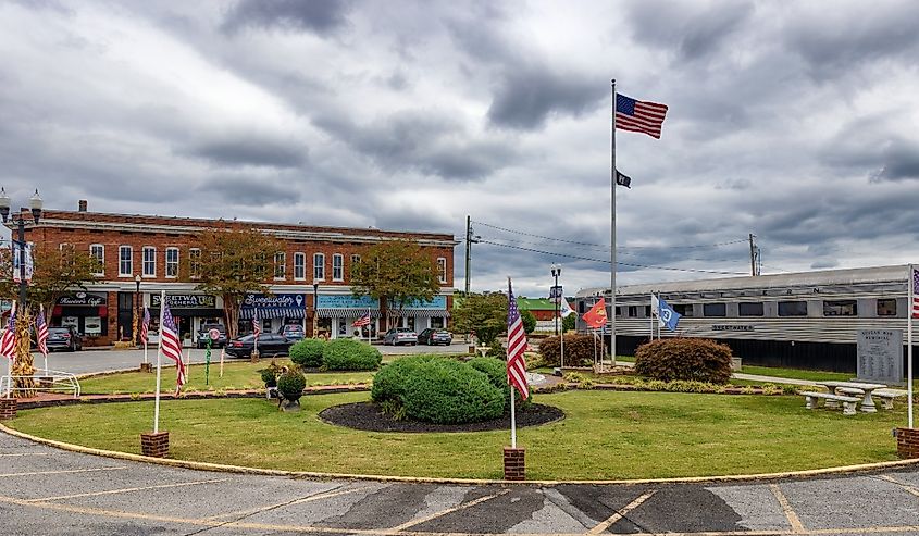 Historical section of Sweetwater, Tennessee where a Korean War Memorial sits at the town square.