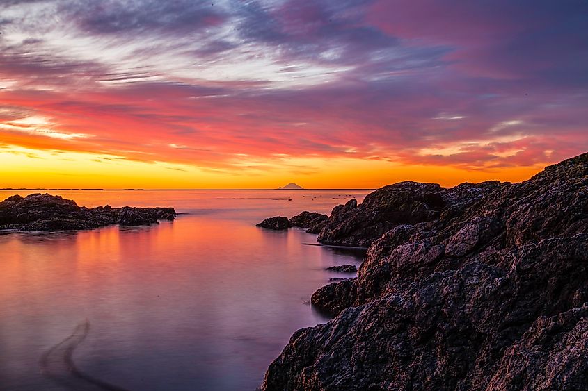 Sunrise from a cove on San Juan Island, Washington with Mount Rainier on the horizon. Editorial credit: Laura Porter Fearn / Shutterstock.com