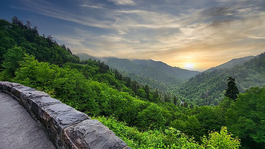 Zonsondergang vanaf Newfound Gap Road in de Smoky Mountains, Tennessee, terwijl u terugrijdt van Clingman's Dome naar Gatlinburg.