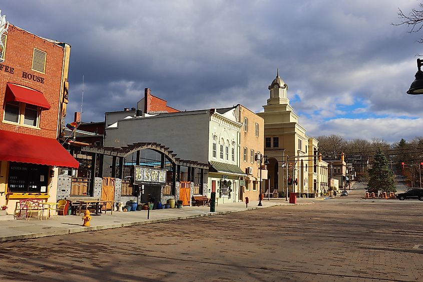 Berkeley Springs street view during the day.