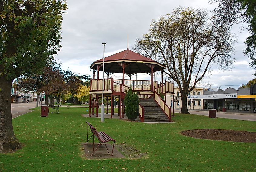 A gazebo in the park in the centre of the Princes Highway. Source: Wikimedia/Mattinbgn