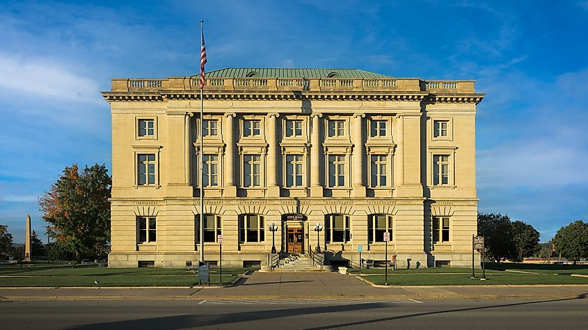 Exterior of the Sault Ste. Marie City Hall on Portage Avenue. Editorial credit: Nagel Photography / Shutterstock.com