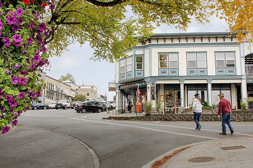 A view of the pedestrians crossing the street in the downtown area of Friday Harbor. Editorial credit: The Image Party / Shutterstock.com