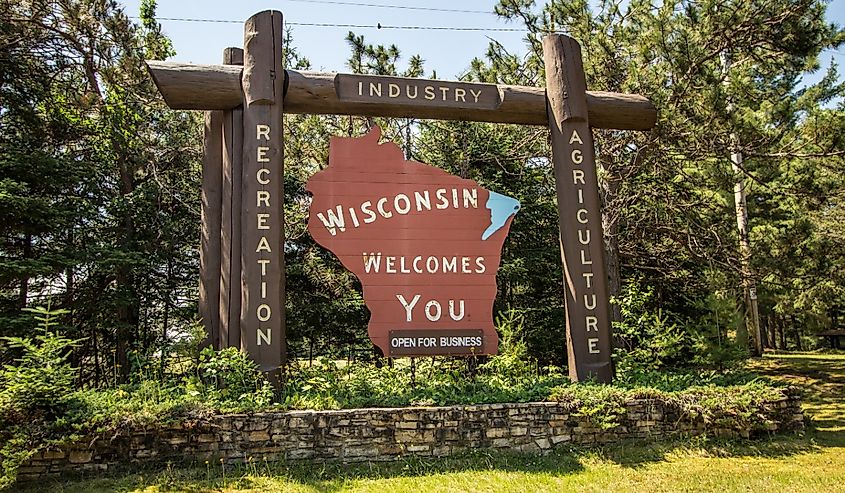 Wisconsin welcome sign at the border of Wisconsin and Michigan.