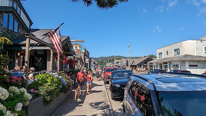 Streetscape of Hemlock Street in downtown Cannon Beach, Oregon