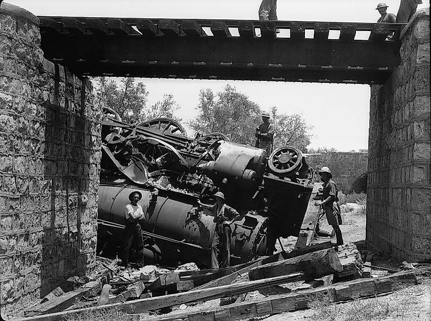 1936: Photograph shows an overturned train locomotive, near the Mamluk Bridge. Public Domain/Wikimedia Commons.