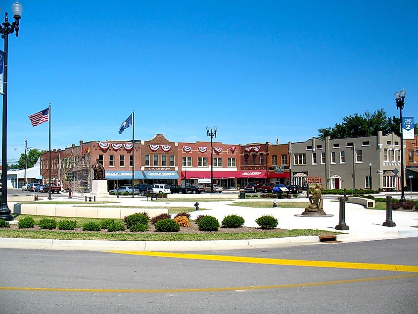 The town square of Hodgenville, Kentucky. Image credit: Jamie via Wikimedia Commons.