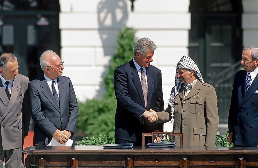 United States President William Jefferson Clinton shakes hands with PLO Chairman Yasser Arafat. 