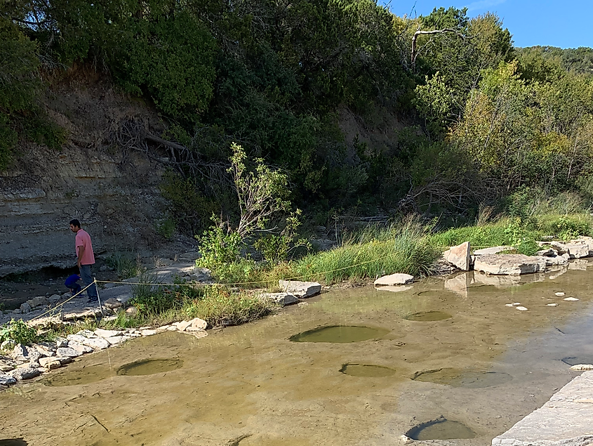 River with dinosaur footprints in Dinosaur Valley State Park, By DatraxMada - Own work, CC BY-SA 4.0, https://commons.wikimedia.org/w/index.php?curid=109613611