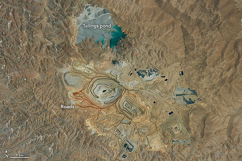Cerro Verde mine. In Wikipedia. https://en.wikipedia.org/wiki/Cerro_Verde_mine By NASA Operational Land Imager (OLI) on Landsat 8 - https://earthobservatory.nasa.gov/IOTD/view.php?id=89410&src=eoa-iotd, Public Domain, https://commons.wikimedia.org/w/index.php?curid=54953489