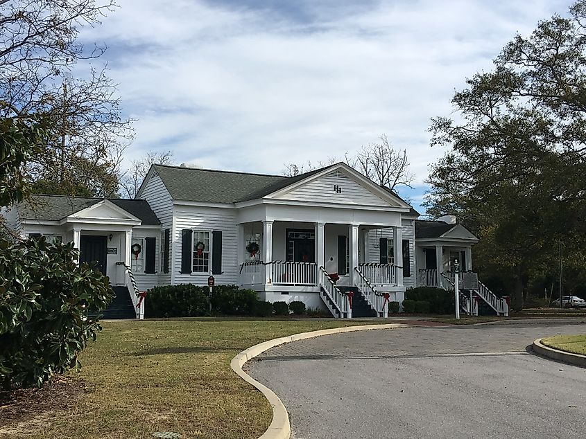 George P. Hoffman House. In Wikipedia. https://en.wikipedia.org/wiki/George_P._Hoffman_House By Eastward Gypsy - Own work, CC BY-SA 4.0, https://commons.wikimedia.org/w/index.php?curid=66507211