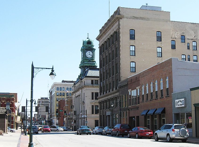 Downtown street in Fort Dodge, Iowa. By Billwhittaker at English Wikipedia, CC BY-SA 3.0, Wikimedia Commons.