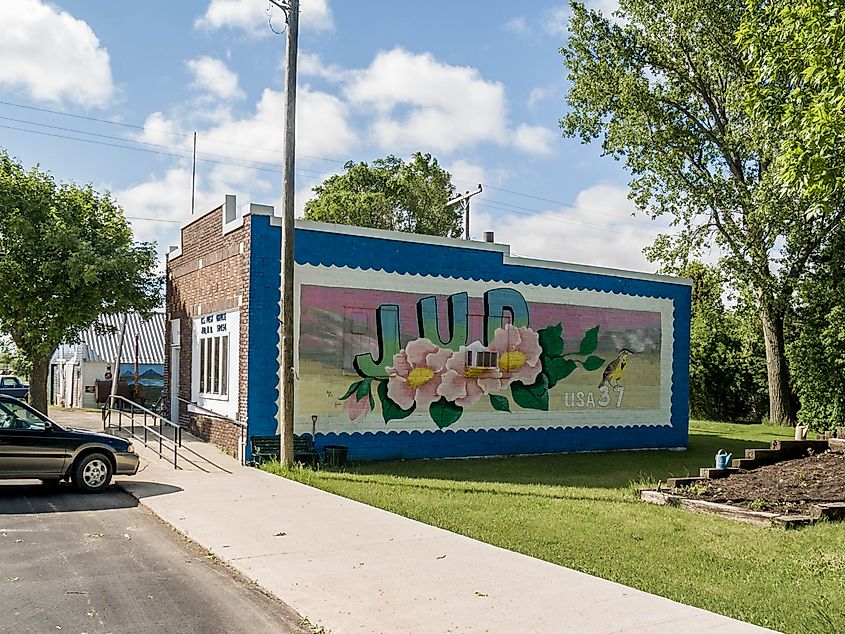 A beautiful mural on the side of a building in Jud, North Dakota.By Andrew Filer from Seattle (ex-Minneapolis) - Jud, North Dakota, CC BY-SA 2.0, Wikimedia Commons.